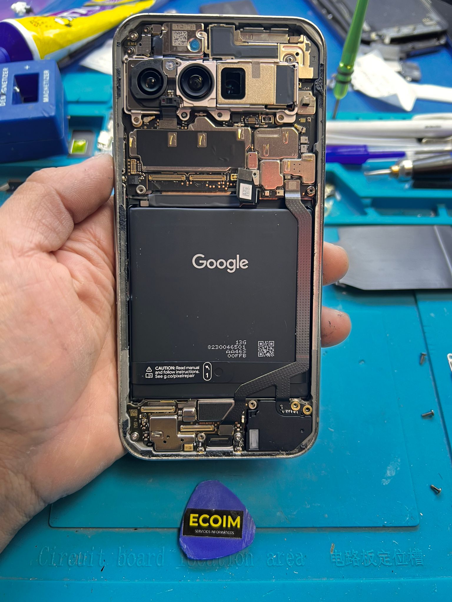 Interior del Google Pixel 9 Pro XL mostrando batería y componentes